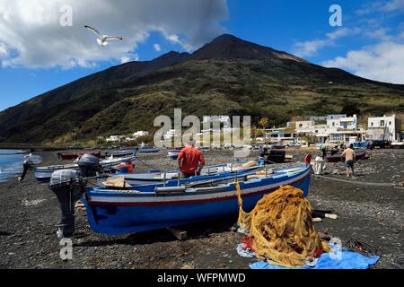 Italien, Sizilien, Liparische Inseln, ein UNESCO Weltkulturerbe, die Insel Stromboli, Fischer am Strand von Scari und den Vulkan Stromboli im Hintergrund Stockfoto