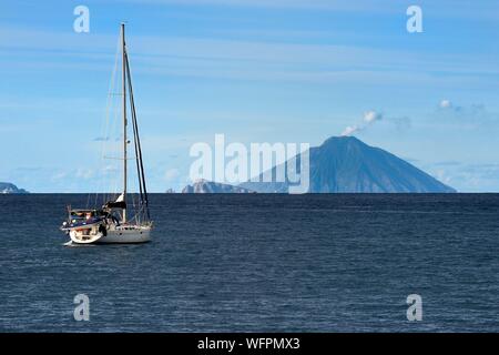 Italien, Sizilien, Liparische Inseln, ein UNESCO Weltkulturerbe, Fähre zwischen den Inseln, Segelboot Segeln nach Panarea Insel in der Mitte und der Stromboli Vulkan im Hintergrund Stockfoto