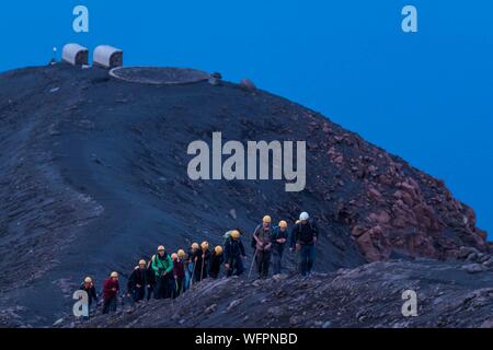 Italien, Sizilien, Liparische Inseln, das Tyrrhenische Meer, Vulkan Stromboli, San Vincenzo, Besteigung der Gipfel 924 m, mit Blick auf den Hauptkrater Stockfoto