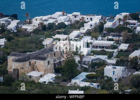 Italien, Sizilien, Liparische Inseln, das Tyrrhenische Meer, Vulkan Stromboli, San Vincenzo, alte Kirche verlassen Stockfoto