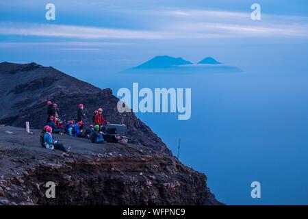 Italien, Sizilien, Liparische Inseln, das Tyrrhenische Meer, San Vincenzo, Vulkan Stromboli, Trekker auf 924 m und andere Inseln in der Rückseite Stockfoto