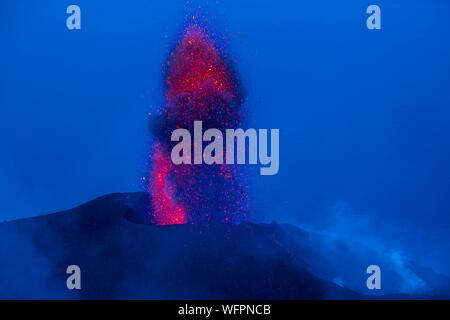 Italien, Sizilien, Liparische Inseln, das Tyrrhenische Meer, San Vincenzo, Gipfeltreffen der Vulkan Stromboli 924 m, Eruption von Lava und Projektion der vulkanische Bomben aus dem zentralen Krater Stockfoto