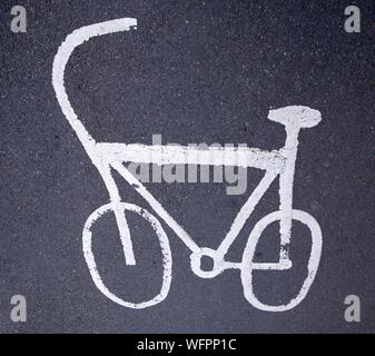 Fahrrad depition in Weiß auf Pflaster in Huddersfield Yorkshire England lackiert Stockfoto