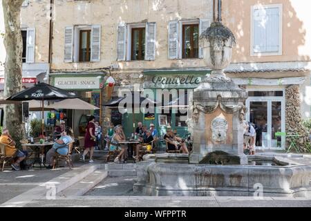 Frankreich, Var, Provence, Cotignac, der Brunnen der Vier Jahreszeiten von 1810 am Cours Gambetta Stockfoto