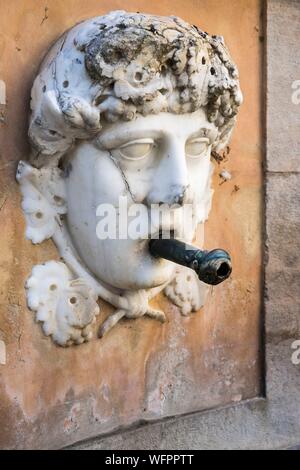 Frankreich, Var, Provence, Cotignac, der Brunnen der Vier Jahreszeiten von 1810 am Cours Gambetta Stockfoto