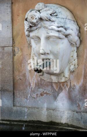 Frankreich, Var, Provence, Cotignac, der Brunnen der Vier Jahreszeiten von 1810 am Cours Gambetta Stockfoto