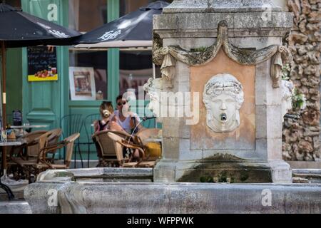 Frankreich, Var, Provence, Cotignac, der Brunnen der Vier Jahreszeiten von 1810 am Cours Gambetta Stockfoto