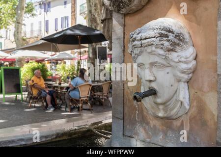 Frankreich, Var, Provence, Cotignac, der Brunnen der Vier Jahreszeiten von 1810 am Cours Gambetta Stockfoto