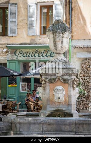 Frankreich, Var, Provence, Cotignac, der Brunnen der Vier Jahreszeiten von 1810 am Cours Gambetta Stockfoto