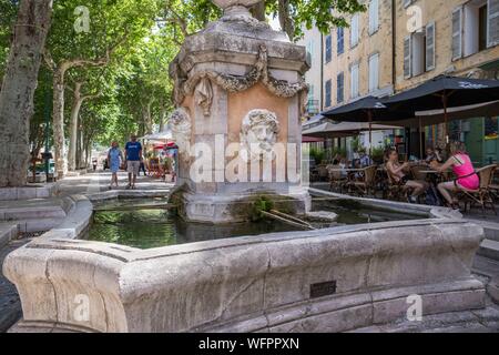 Frankreich, Var, Provence, Cotignac, der Brunnen der Vier Jahreszeiten von 1810 am Cours Gambetta Stockfoto