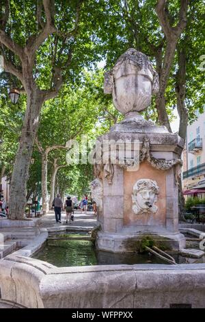 Frankreich, Var, Provence, Cotignac, der Brunnen der Vier Jahreszeiten von 1810 am Cours Gambetta Stockfoto