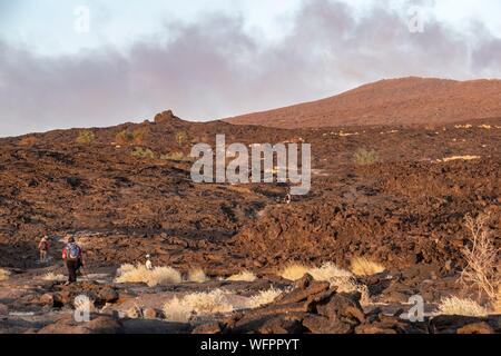 Äthiopien, ferne Depression, Erta Ale Vulkan, Trekker Stockfoto