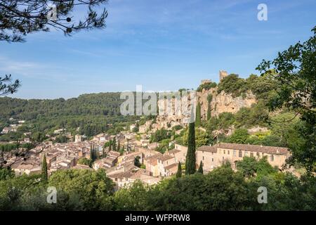 Frankreich, Var, Provence Verte, Cotignac, das Dorf am Fuße eines tuff Cliff 80 Meter hoch und 400 Meter breit und die beiden Türme Reste der feudalen Burg Stockfoto