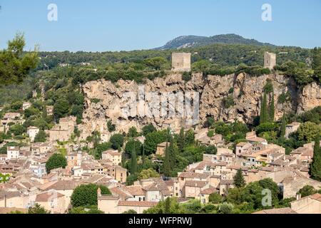 Frankreich, Var, Provence Verte, Cotignac, das Dorf am Fuße eines tuff Cliff 80 Meter hoch und 400 Meter breit und die beiden Türme Reste der feudalen Burg Stockfoto