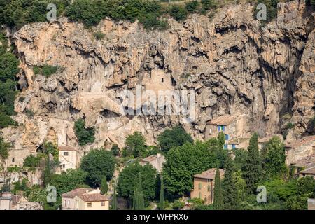 Frankreich, Var, Provence, Cotignac, Habitat in den Tuff Cliff von 80 Meter hoch und 400 Meter breit Stockfoto
