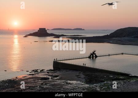 Frankreich, Ille et Vilaine, Saint Malo, Bon Secours Strand, Tauchen und Meer Wasser Pool bei Sonnenuntergang Stockfoto