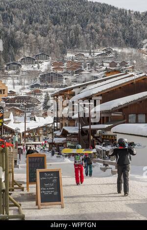 Frankreich, hohe Savoy, massive Chablais die Türen der Sonne Morzine die Straße, in der Taille de Mas de Pléney Stockfoto