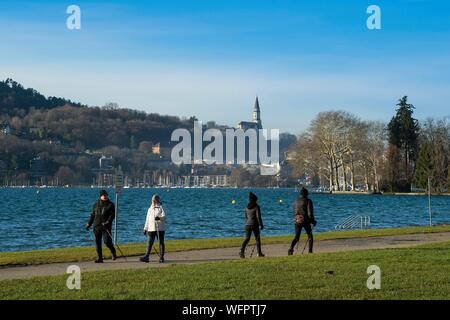 Frankreich, Haute Savoie (74) Annecy, Nordic Spaziergang an den Ufern des Sees am Strand von Albigny und der Basilika von Saint Francois de Sales Stockfoto