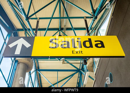 Ausfahrt in Spanisch und Englisch in der Station geschrieben Stockfoto