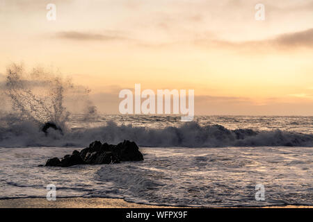 Sonnenuntergang am Strand Garrapata, Big Sur, Kalifornien Stockfoto