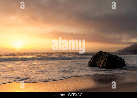 Sonnenuntergang am Strand Garrapata, Big Sur, Kalifornien Stockfoto