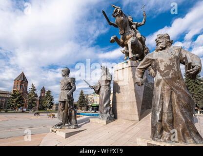 Armenien, Shirak region, Gyumri, der historische Bezirk oder Kumayri, Platz der Freiheit oder Vartanants Square, das Denkmal für die Schlacht von Avarayr errichtet 2008 und einschließlich der historischen armenischen Zahlen und die Reiterstatue des Vartan Mamikonian Stockfoto