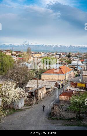 Armenien, Shirak region, Gyumri, Panoramablick auf die Stadt und den Berg Aragats im Hintergrund Stockfoto