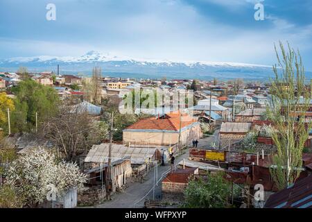 Armenien, Shirak region, Gyumri, Panoramablick auf die Stadt und den Berg Aragats im Hintergrund Stockfoto