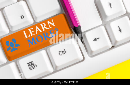 Schreiben Hinweis anzeigen Erfahren Sie mehr Frage. Business Konzept für Kenntnisse oder Fähigkeiten studieren üben Weiß pc-Tastatur mit Hinweis Papier über der Stockfoto