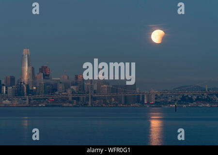 Mondfinsternis über der Bucht von San Francisco, Kalifornien, USA Stockfoto