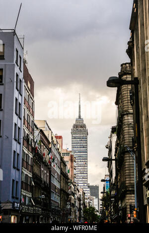 Torre Latinoamericana, Wolkenkratzer in Mexiko Stadt, an der Ecke von Francisco I. Madero Street und die zentrale Achse Lázaro Cárdenas entfernt. Zocalo oder das historische Zentrum. Gesehen gegen Licht und den Sonnenuntergang. Emblematisches Gebäude, elektronisches Lineal, Höhe, Oben, Gebäude, Lateinamerika, Lateinamerika, Architektur. Büros, Aussichtspunkt, Museen und Touristenattraktionen, Latin American Tower © (© Foto: LuisGutierrez/NortePhoto.com) Torre Latinoamericana, Rascacielos de Ciudad de México, ubicado en La Esquina de la calle Francisco I. Madero y el Eje central Lázaro Cárdenas. Zocalo o Centro Histirico. vist Stockfoto