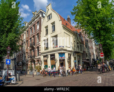 Amsterdam, Niederlande, 20. Juli 2018: Beliebtes Restaurant, eine Bar in der Jordaan Viertel von Amsterdam. Die Kanäle im Herzen von Amsterdam sind dotte Stockfoto