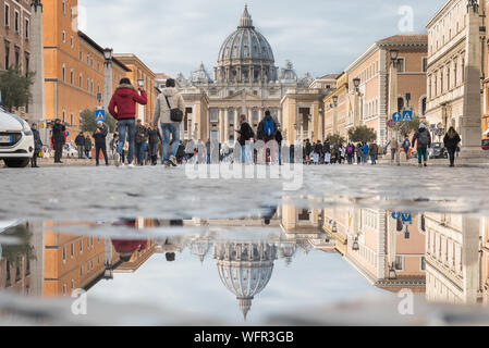 St. Peter's Basilica von der Via della Conciliazione, St. Peter's Square in Vatikanstadt gesehen Stockfoto