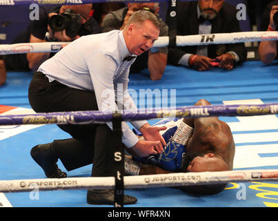 Ryan Ford fällt während der Wba International light - hevyweight Meisterschaftzeitraum in der O2 Arena in London. Stockfoto