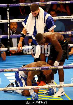 Ryan Ford fällt während der Wba International light - hevyweight Meisterschaftzeitraum in der O2 Arena in London. Stockfoto