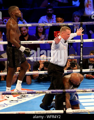 Ryan Ford fällt während der Wba International light - hevyweight Meisterschaftzeitraum in der O2 Arena in London. Stockfoto