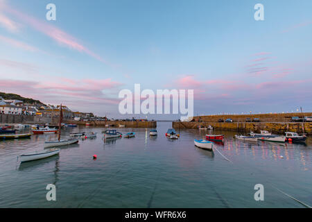 Fowey, Cornwall, UK. 31. August 2019. UK Wetter. Am letzten Tag im August Sonnenaufgang hat uns nicht enttäuscht im Hafen Dorf Mousehole in Cornwall. Kredit Simon Maycock/Alamy Leben Nachrichten. Stockfoto