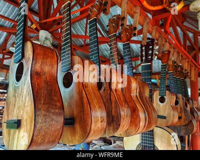 Close-up von Gitarren Hängen für Verkauf