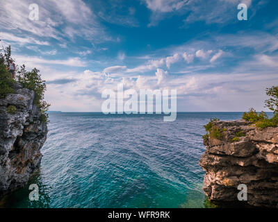 Die Grotte, Bruce Peninsula Park in der Nähe von Tobermory, Ontario, Kanada im Sommer - auf der Suche nach sauberen türkisblauen Wasser Stockfoto