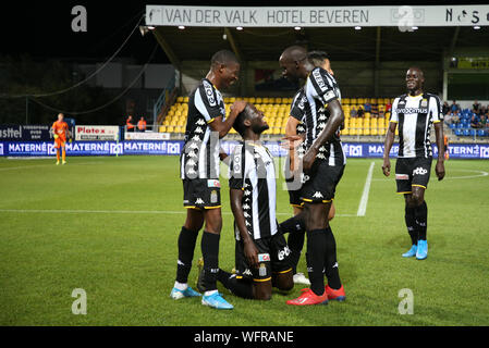 BEVEREN, Belgien - 31. August: Shamar Nicholson von Charleroi feiert, nachdem er ein Ziel der Jupiler Pro League Spieltag 6 zwischen Waasland-Beveren und Sporting Charleroi am 31. August 2019 in Beveren, Belgien. (Foto von Vincent Van Doornick/Credit: Pro Schüsse/Alamy leben Nachrichten Stockfoto