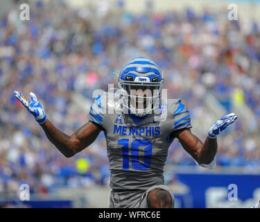 Memphis, USA. 31 Aug, 2019. August 31, 2019: Memphis wide Receiver, Damonte Coxie (10), feiert, nachdem ein Memphis Touchdown während der NCAA Football Spiel zwischen dem Ole Miss Rebels und die Memphis Tigers an Liberty Bowl Stadion in Memphis, TN. Credit: Cal Sport Media/Alamy leben Nachrichten Stockfoto