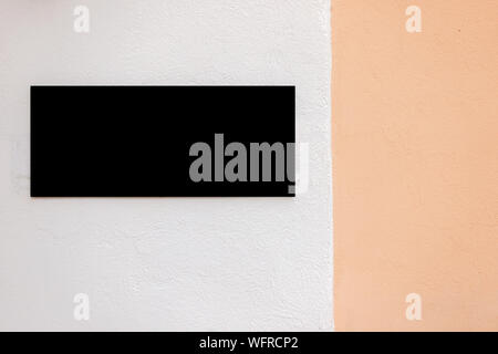 Mock up. Leere schwarze Rechteck Namensschild an der Gebäudewand Stockfoto