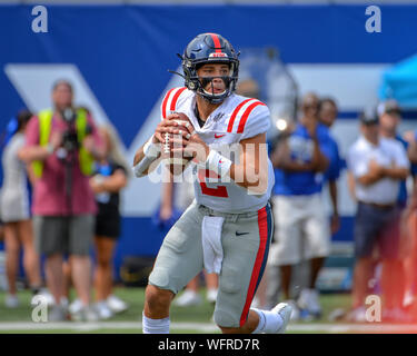 Memphis, USA. 31 Aug, 2019. 31. August 2019: Ole Miss quarterback, Matt Corral (2), rollt auf der Suche nach einem Receiver während der NCAA Football Spiel zwischen den Ole Miss Rebels und die Memphis Tigers an Liberty Bowl Stadion in Memphis, TN. Credit: Cal Sport Media/Alamy leben Nachrichten Stockfoto