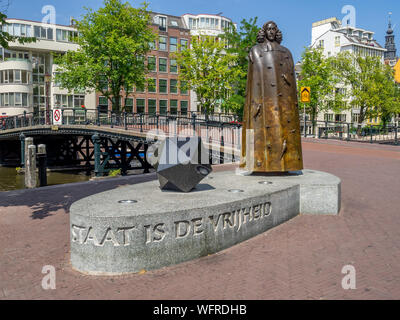 Amsterdam, Niederlande - 22 Juli 2018: Spinoza Denkmal im Zentrum von Amsterdam. Es gibt viele Sehenswürdigkeiten rund um Amsterdam. Stockfoto