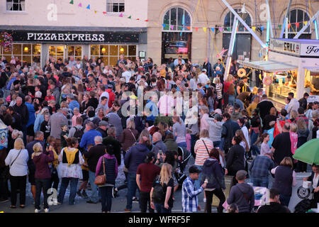 Devizes, Wiltshire, UK. 31. August 2019. Die Schlacht ist eine lustige halbe Stunde im Marktplatz von Devizes, wo Freunde, Familie und völlig fremden Konfetti über einander werfen, wie von den Bären Hotel gesehen. Bisherige Veranstaltungen angezogen haben über 3000 Menschen und dieses Jahr ist es nicht anders. Credit: Herr Standfast/Alamy leben Nachrichten Stockfoto