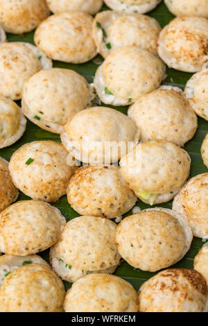 Traditionelle Thai Street Food Dessert, Kanom Krok oder Kokosnuss Reis Pfannkuchen. Stockfoto