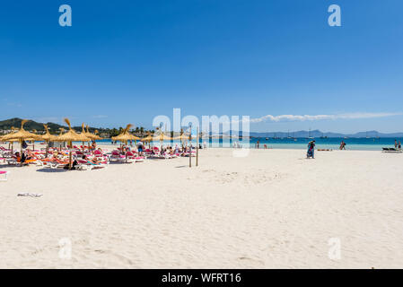 Mallorca, Spanien - 11. Mai 2019: Strand Playa de Alcudia im Norden von Mallorca, Spanien Stockfoto