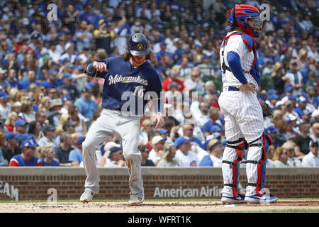 Chicago, USA. 31 Aug, 2019. Milwaukee Brewers outfielder Ben Gamel (L) Kerben Vergangenheit Chicago Cubs catcher Victor Caratini (R) im ersten Inning am Wrigley Feld am Samstag, 31. August 2019 in Chicago. Quelle: UPI/Alamy leben Nachrichten Stockfoto