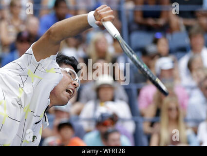 New York, USA. 31 Aug, 2019. Chung Hyeon von Südkorea dient der Rafael Nadall von Spanien in der dritten Runde im Arthur Ashe Stadion an der 2019 US Open Tennis Championships am USTA Billie Jean King National Tennis Center am Samstag, 31. August 2019 in New York City. Quelle: UPI/Alamy leben Nachrichten Stockfoto