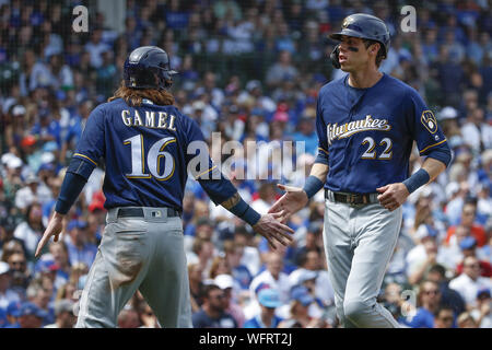 Chicago, USA. 31 Aug, 2019. Milwaukee Brewers outfielder Ben Gamel (L) feiert mit rechter Feldspieler Christian Yelich (R), nachdem sie gegen die Chicago Cubs im ersten Inning am Wrigley Feld am Samstag, 31. August 2019 in Chicago gezählt. Quelle: UPI/Alamy leben Nachrichten Stockfoto